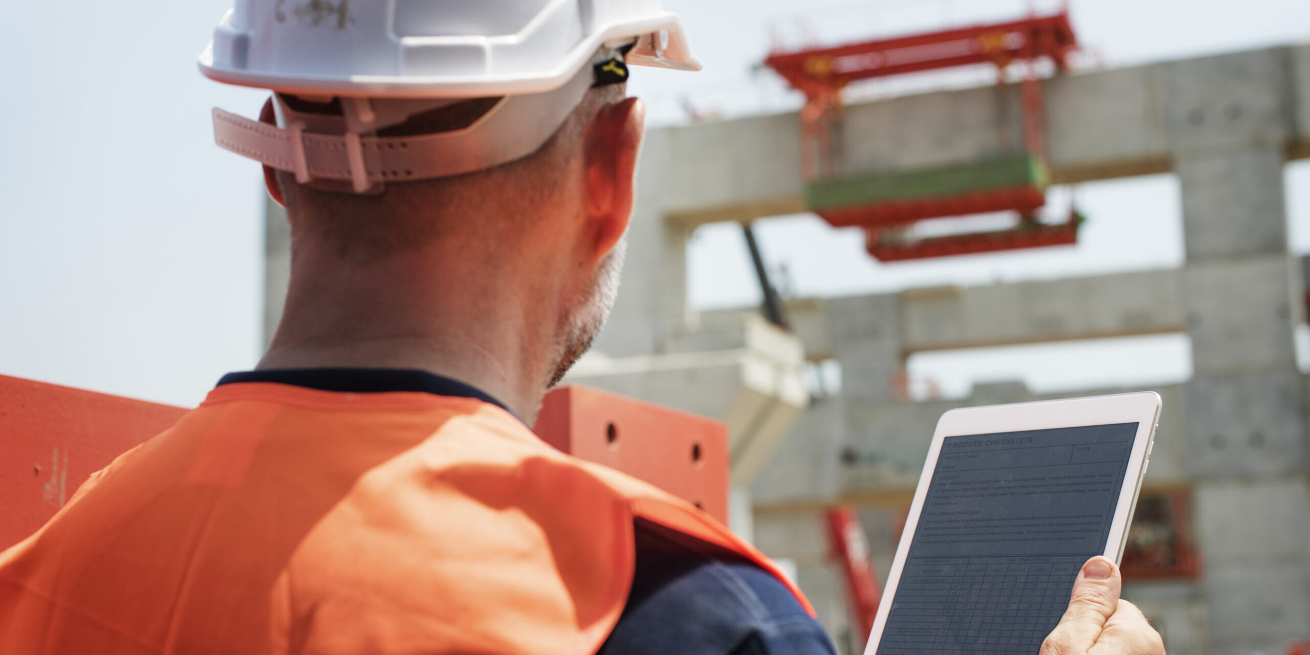 Construction worker working outdoors with the project DUVRI software gestione sicurezza lavoro